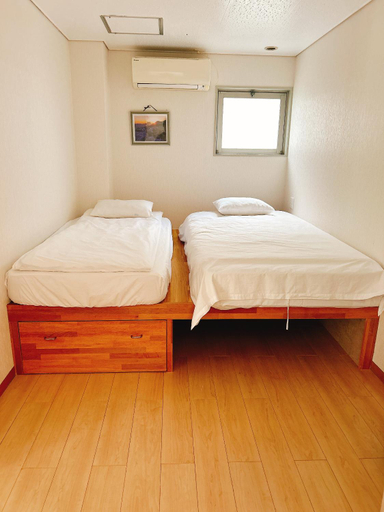 Bedroom 2, 梟の宿 岛之内5号馆 步行300m至道顿堀! 徒步6分钟日本桥站! 心斋桥10分钟 黑门市场15分种徒步圈内 !中央区古风民宅77平方2间房可住6人, Osaka