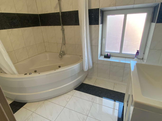 Bathroom 4, HotelPension Weberhof, Ebersberg