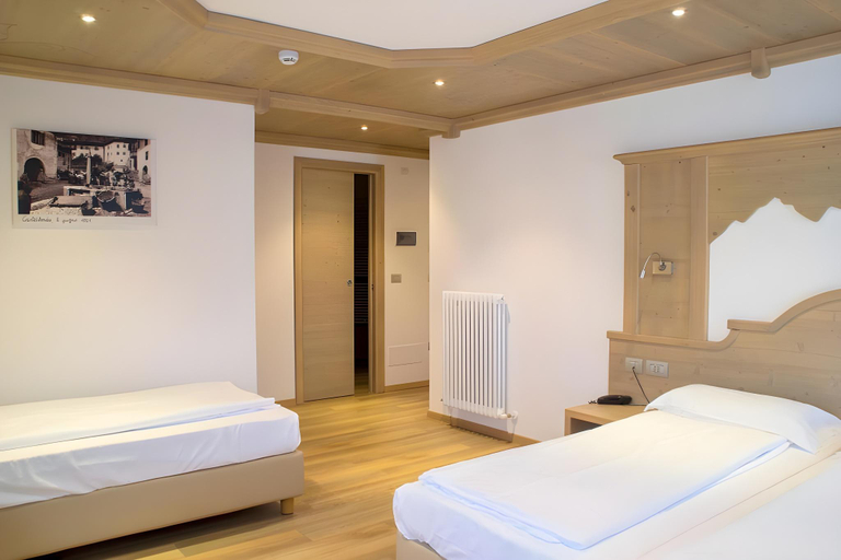 Bedroom 2, Miraval Hotel, Trento