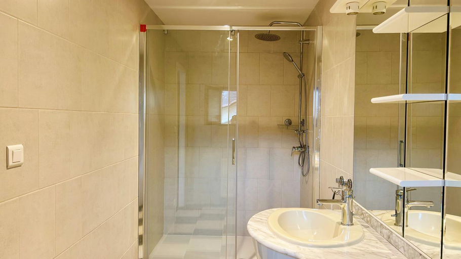 Bathroom 3, La Closerie des Arts, Dordogne