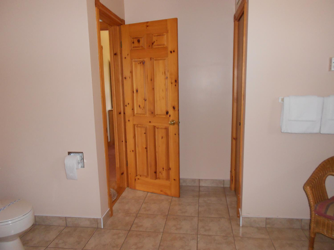 Bathroom 4, Shaw's Hotel & Cottages, Queens