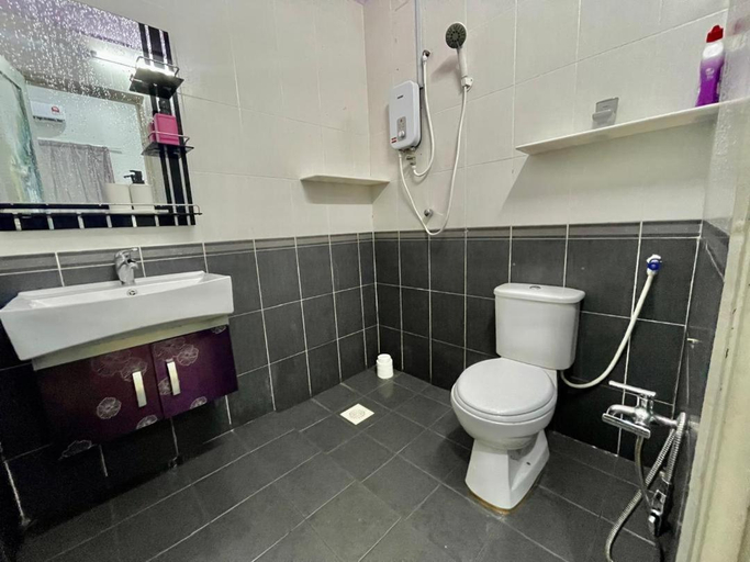 Bathroom 3, 36CozyHome#10Pax#Wifi&tvbox/5km A.City/Iconcity, Central Seberang Perai