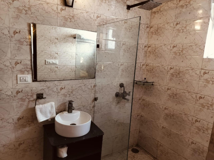 Bathroom 3, Goroomgo Citrine Suites and Resorts Vrindavan, Mathura