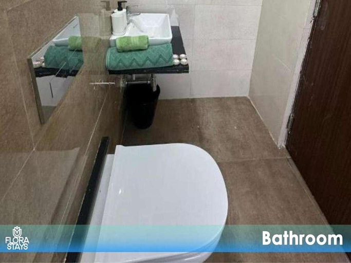 Bathroom 2, 2BHK Apartment in Malad by Florastays, Mumbai Suburban