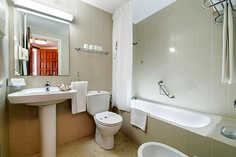 Bathroom 5, Hotel Guitart Gold Central Park Aqua Resort, Girona
