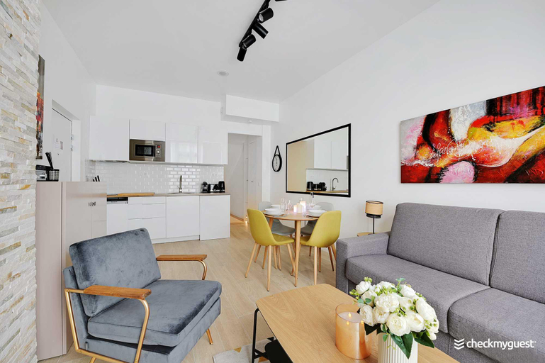 Others 4, Intimate Flat w A C & Jacuzzi - 2BR 6P Montmartre, Paris