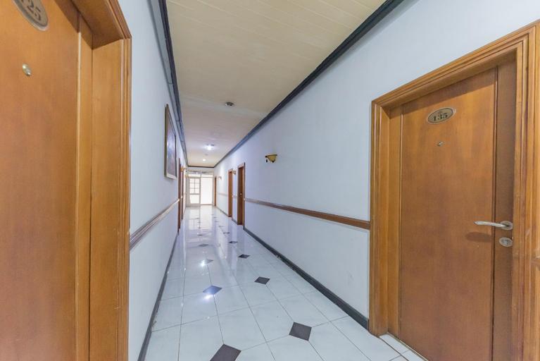Public Area 3, Urbanview Hotel Crown Tasikmalaya by RedDoorz, Tasikmalaya