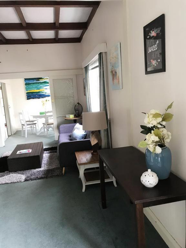 Others 5, standen home stay, Waitakere
