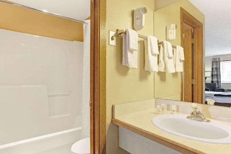 Bathroom 3, Days Inn by Wyndham Fife, Pierce