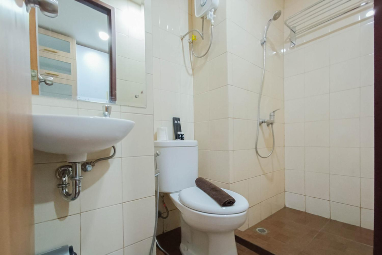 Bathroom 3, WhiteCozy Studio at Vida View Makassar By Travelio, Makassar