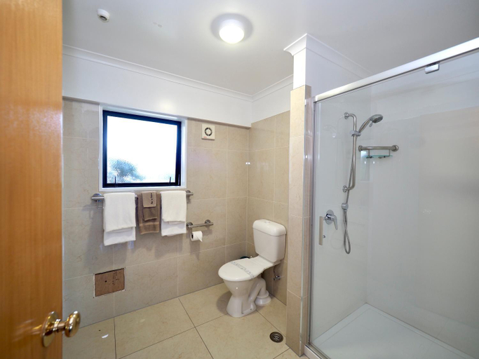 Bathroom 3, Ulster Lodge Motel, Hamilton