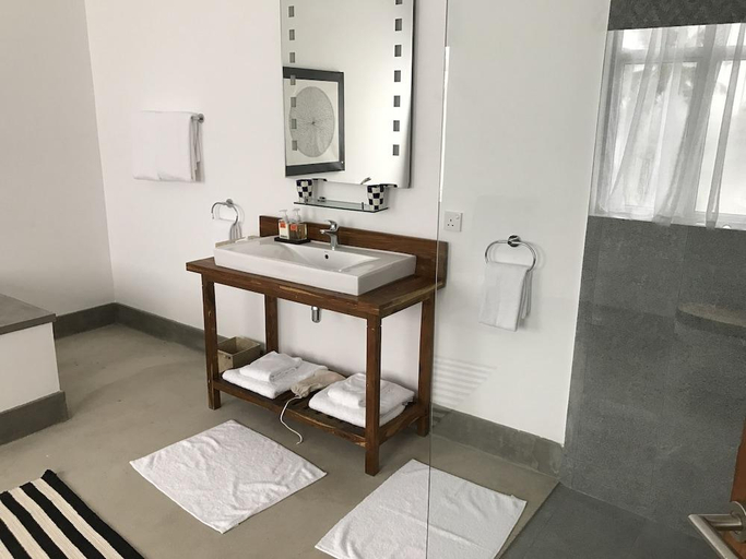 Bathroom 4, KK Beach, Habaraduwa