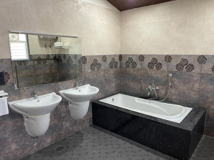 Bathroom, Elegant Waterfront Resort, Pune