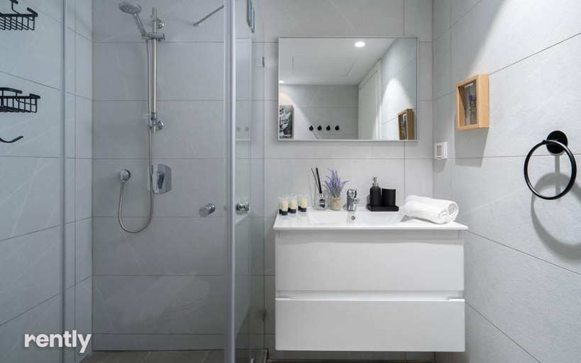 Bathroom 4, Luxury Apartments And Studios At Sea Side By Rently