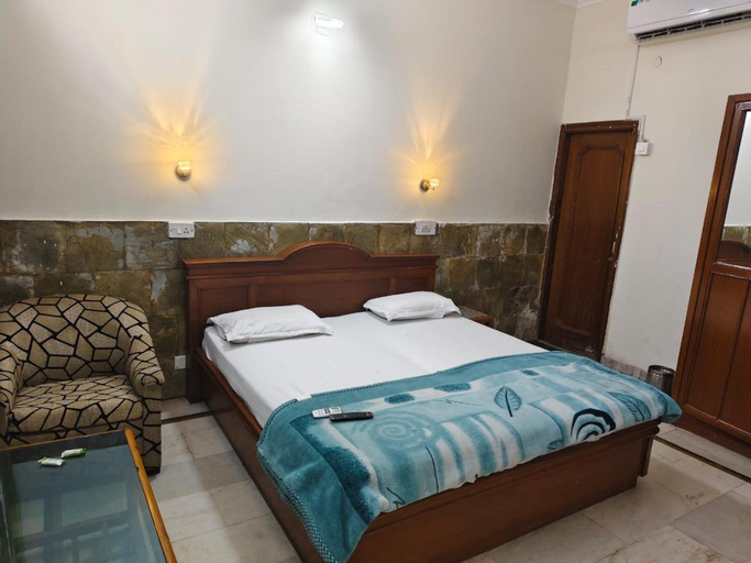 Bedroom 2, Deepak Motel, Panchkula