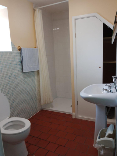 Bathroom, Dolphins Backpackers, Cornwall