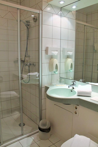 Bathroom 2, Hotel Worth, Landshut