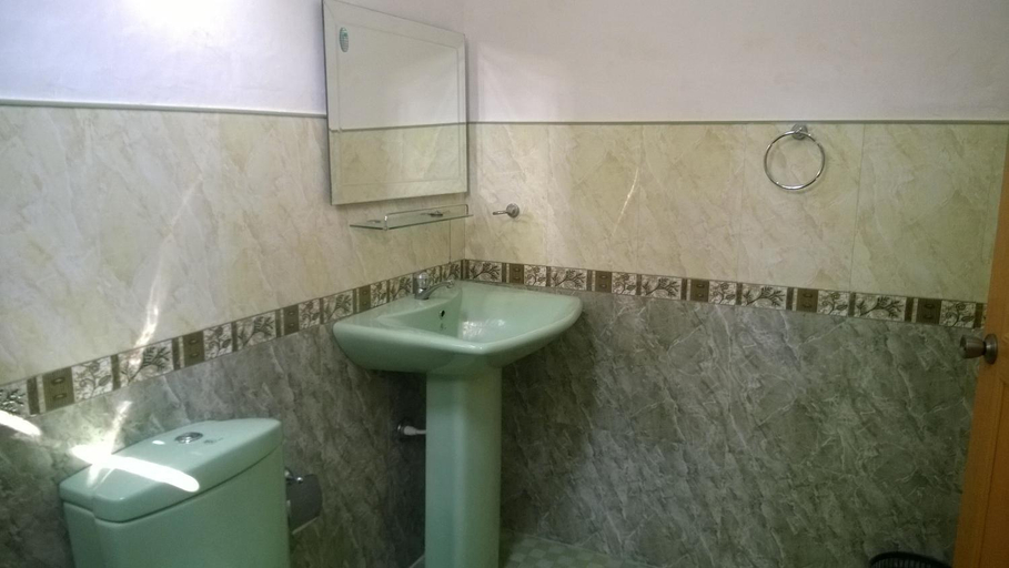 Bathroom 5, Sigiri Holiday Inn, Dambulla