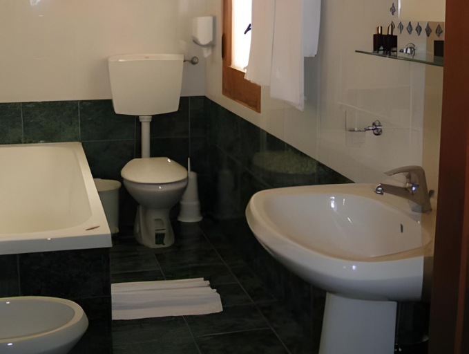 Bathroom 4, Hotel Miramare Garzia, Trapani
