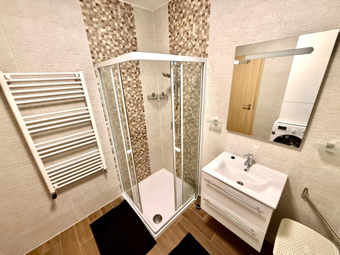 Bathroom 3, Pine Apartment & Pool, Siófok