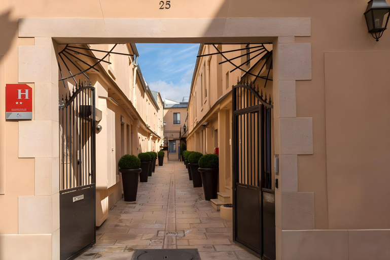 Others 5, Hotel de l Horloge, Paris