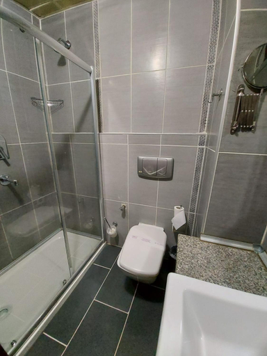 Bathroom 4, Paluri Hotel, Hopa