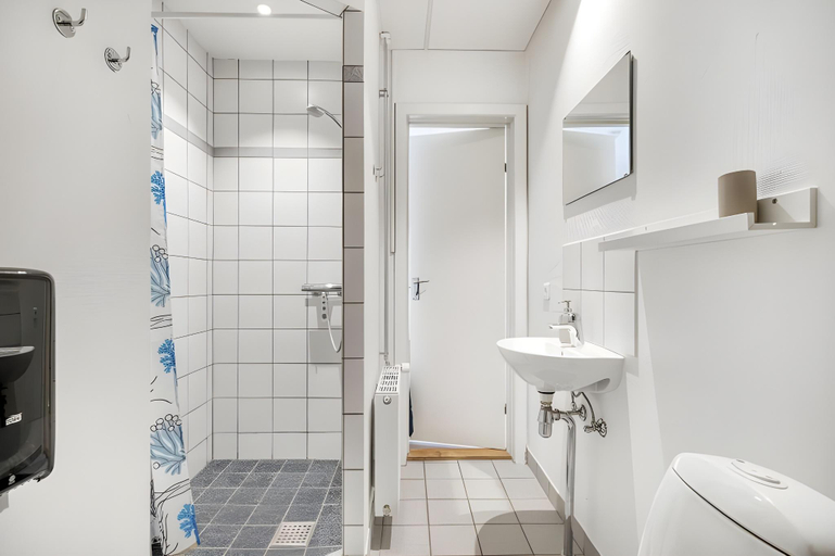 Bathroom 3, Kragsbjerggaard Vandrerhjem, Odense