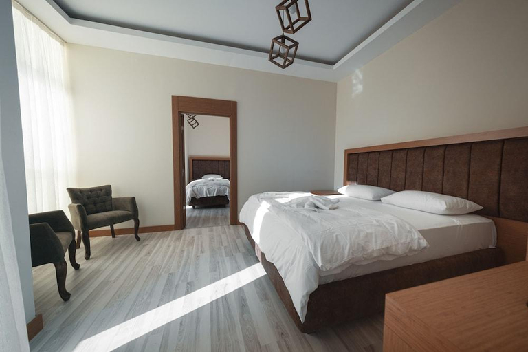 Others 5, Ay HANEDAN OTEL, Yıldırım