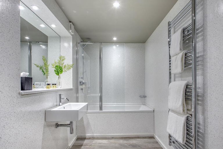 Bathroom 3, Ffolkes Arms Hotel, Cambridgeshire