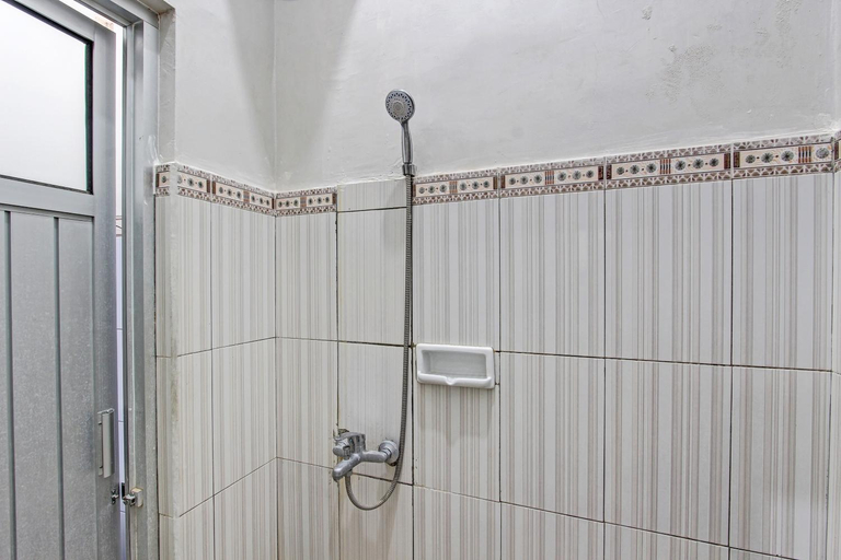 Bathroom 4, Hotel O Wisma Pkpri Purworejo, Purworejo