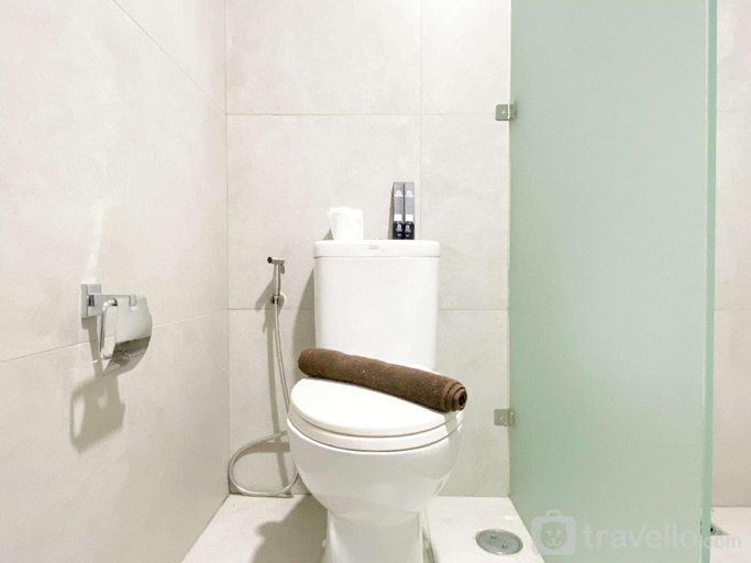 Bathroom 3, Comfy Homey Studio at Pollux Chadstone By Travelio, Cikarang