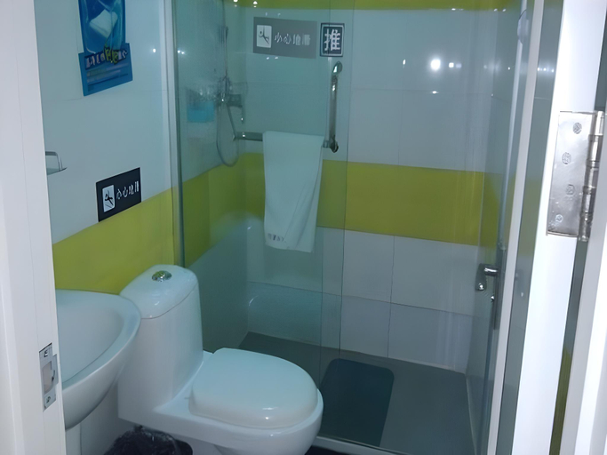 Bathroom 4, 7 Days Inn Beijing West Passenger Station Maliandao, Beijing