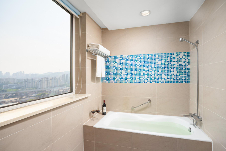 Bathroom, Yitel Dalian Xinghai Square Xian Road Metro Station, Dalian