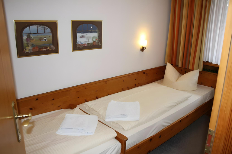 Bedroom 3, Chiemgau Appartements, Traunstein