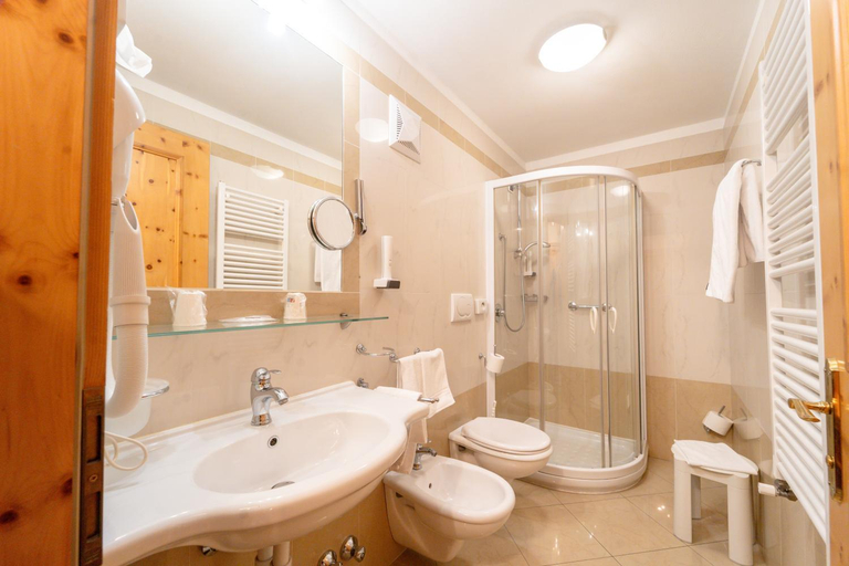 Bathroom 2, Hotel Laurin, Trento