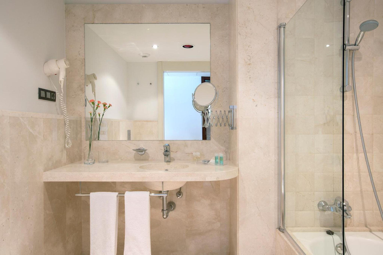 Bathroom 5, Hipotels Barrosa Park, Cádiz