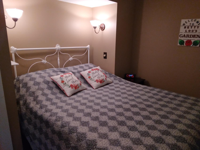 Bedroom, Betty Lous Garden, Brown