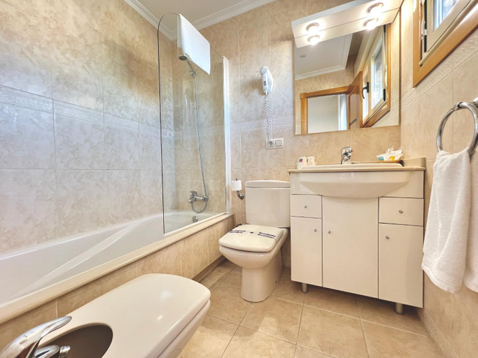 Bathroom 4, Mediterraneo Real Beach and Pool Apartment, Málaga