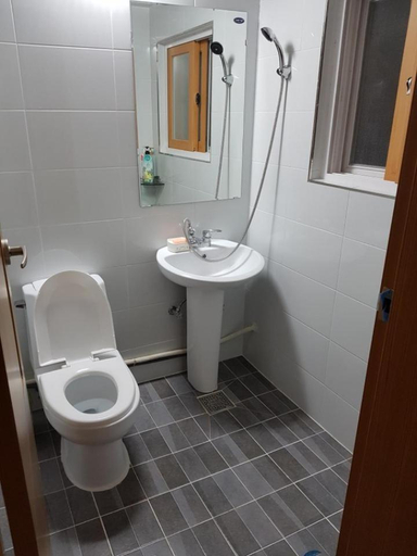 Bathroom, GyeongJu Ran Han-ok, Gyeongju