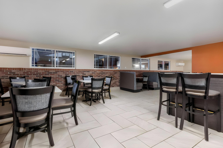 Food & Drinks 5, VetteCity Hotel, Warren