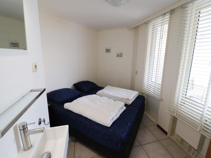 Bedroom 2, Nice house on the golf course with sauna, Ameland