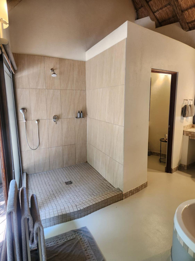 Bathroom 3, Tambuti Lodge, Bojanala