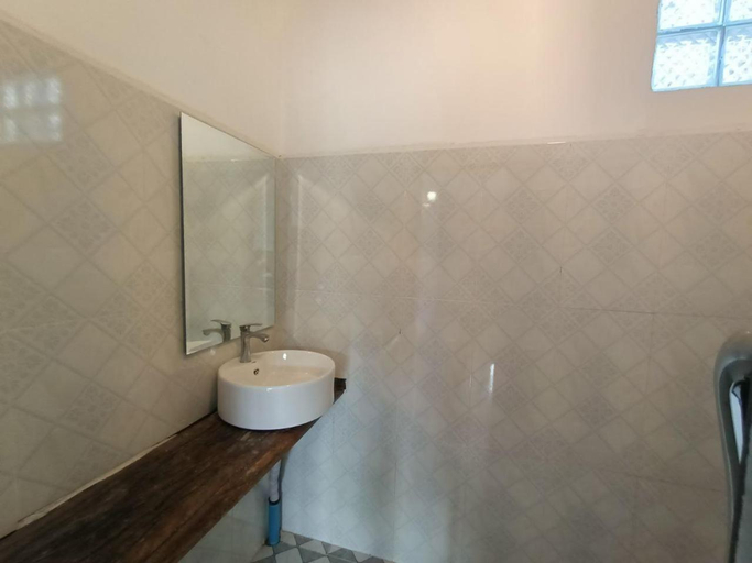 Bathroom 4, Blue Zone Hostel, Sihanoukville