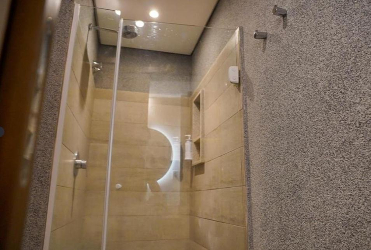 Bathroom 3, Hot Beach Suites, Olímpia