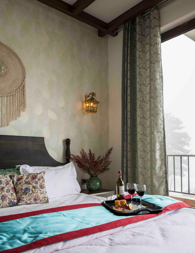 Bedroom 2, Villa Vistas || Eve's Luxury Villa in Narkanda, Shimla