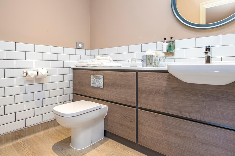 Bathroom 3, Swallow Falls Complex, Conwy