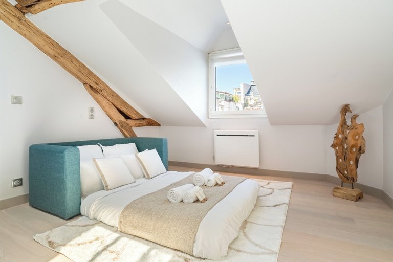 Living area 4, 1537 Bourg Tibourg, Paris