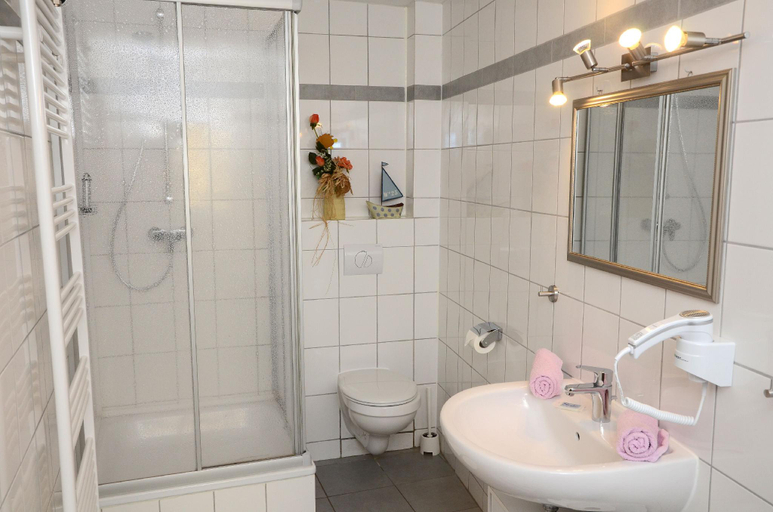 Bathroom 2, Hotel Zur Seerobbe, Cuxhaven