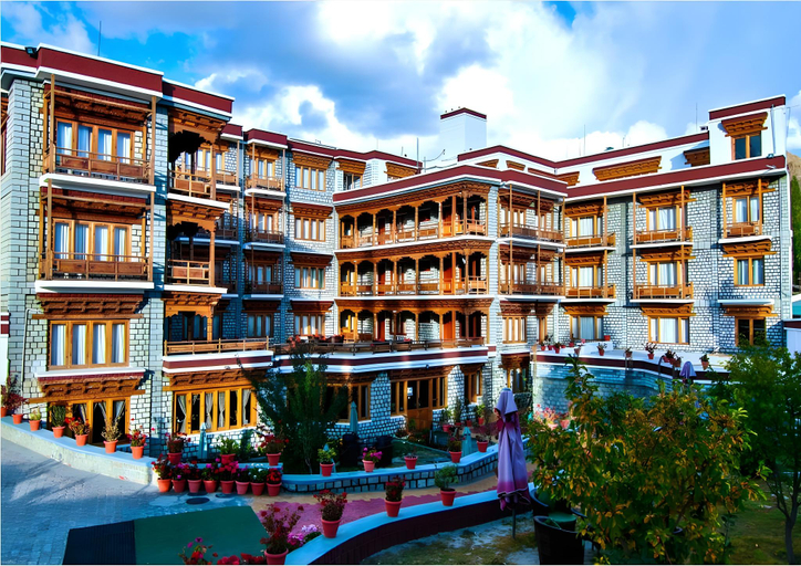 Exterior & Views