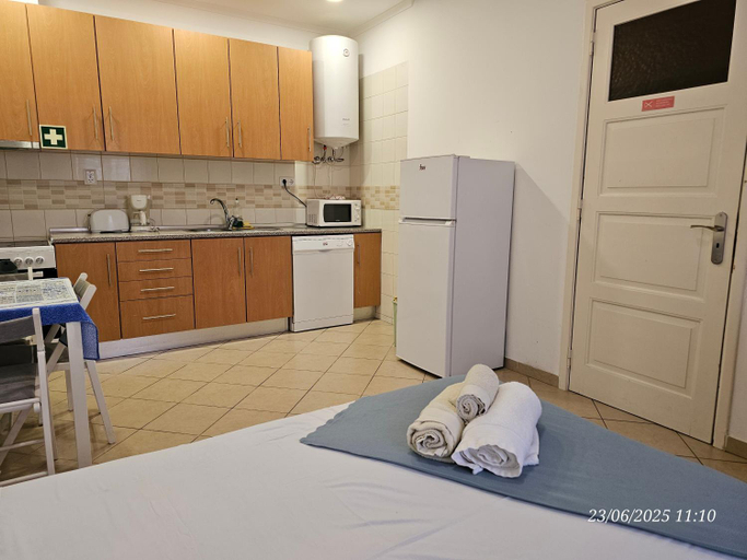 3, Blife Salinya private rooms at N125, Olhão